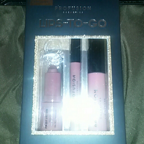 NWOT Profusion makeup kits - Picture 2 of 3